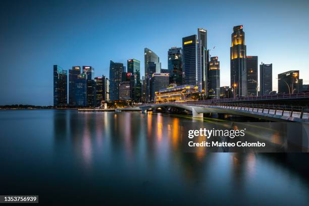 singapore business center at blue hour - bahía de marina singapur fotografías e imágenes de stock