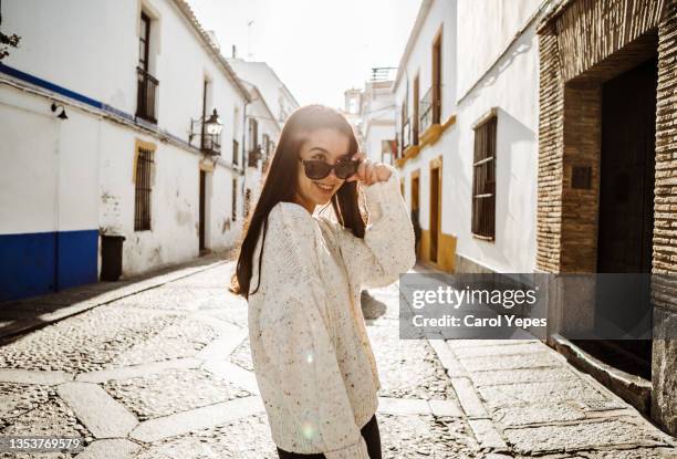 latina woman posing at the street wearing sun glasses in a cool actittude - ot coruña fotografías e imágenes de stock