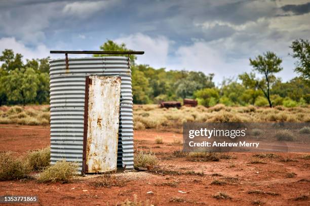 old corrugated iron outdoor outhouse toilet in rural landscape australia - gemak stockfoto's en -beelden