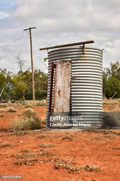 old corrugated iron outdoor outhouse toilet in desert landscape australia - koppel toilet stock-fotos und bilder