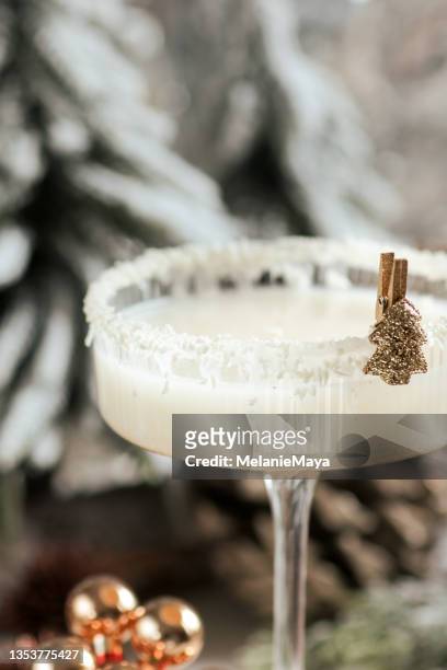 cocktail de noël avec noix de coco et crème - apero noel photos et images de collection