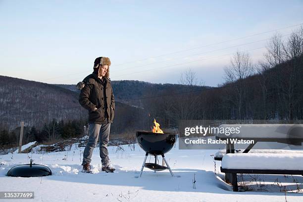 man and grill in winter outside - bbq winter photos et images de collection