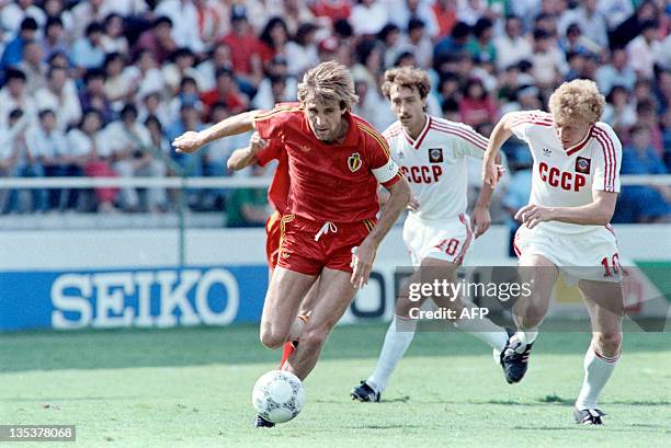 Final match between Soviet Union and Belgium, in Leon, Mexico, on June 15, 1986. Belgium's Jan Ceulemans runs before Soviet Sergey Aleinikov and Oleg...