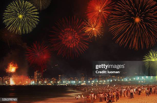 reveillon in spiaggia di copacabana - copacabana new year foto e immagini stock