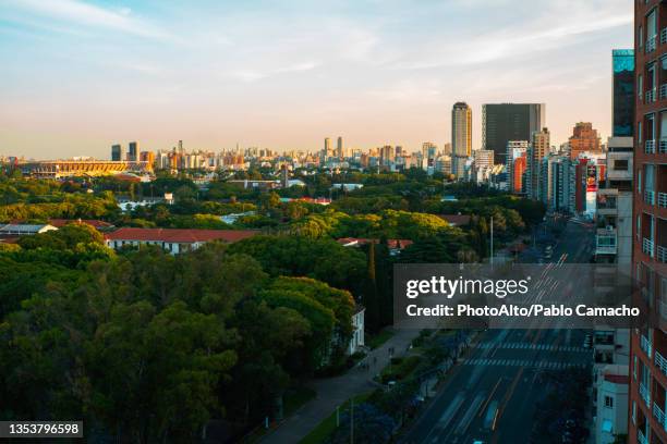 elevated view of traffic driving on street with office buildings in city - buenos aires street stock pictures, royalty-free photos & images