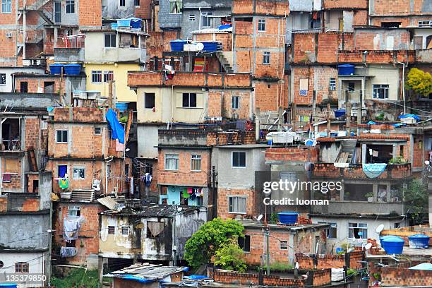 favelas de río de janeiro - favela fotografías e imágenes de stock