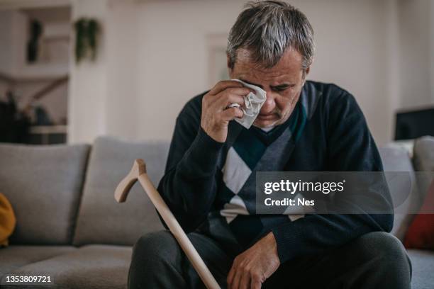 l’homme pleure, dépression - tristesse - mouchoir photos et images de collection