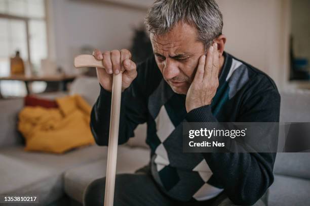 dolor en el oído humano - otitis fotografías e imágenes de stock