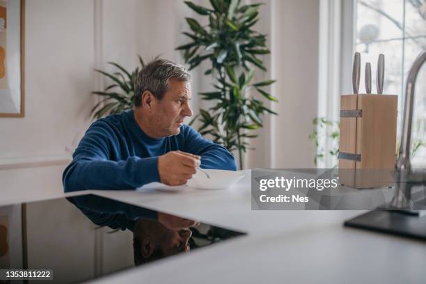 man has no appetite - picky eater stockfoto's en -beelden