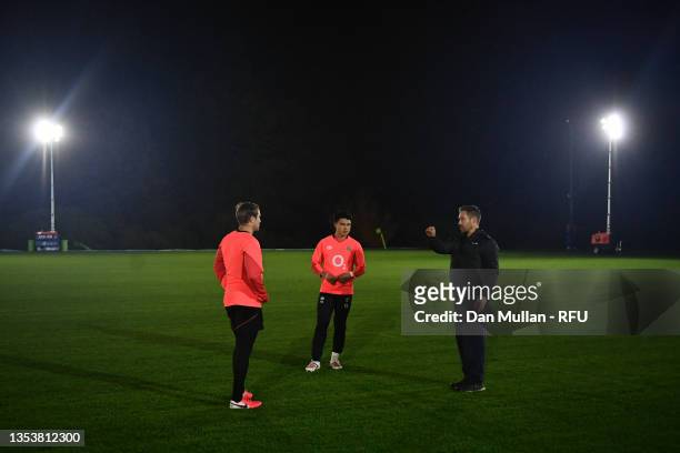 Jonny Wilkinson talks to Max Malins and Marcus Smith of England during a training session at Pennyhill Park on November 16, 2021 in Bagshot, England.