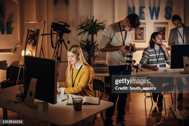 noche ocupada en la oficina editorial de noticias - sala de prensa fotografías e imágenes de stock