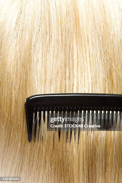 detail of comb and blond hair - kammen stockfoto's en -beelden