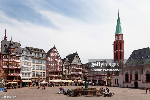 germany, hesse, frankfurt, roemerberg, view of lady justice statue with timberframe houses at city square - frankfurt stockfoto's en -beelden