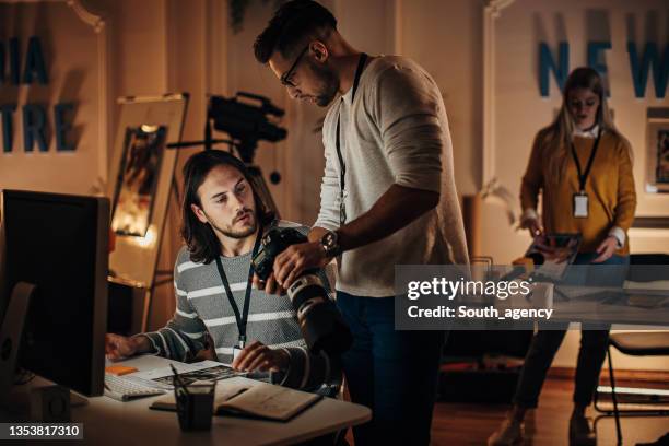 noche ocupada en la oficina editorial de noticias - newsroom fotografías e imágenes de stock