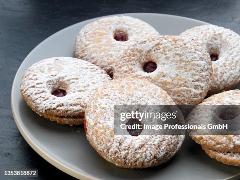 Raspberry-filled biscuits dusted with icing sugar Raspberry-filled biscuits dusted with icing sugar