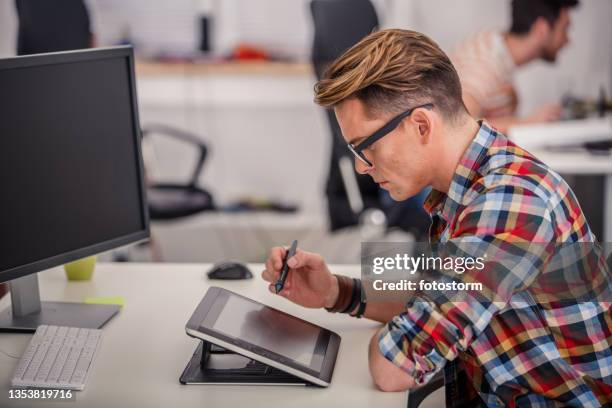 funcionário de escritório elegantemente vestido lendo e-mails em seu dispositivo de tablet - animator - fotografias e filmes do acervo