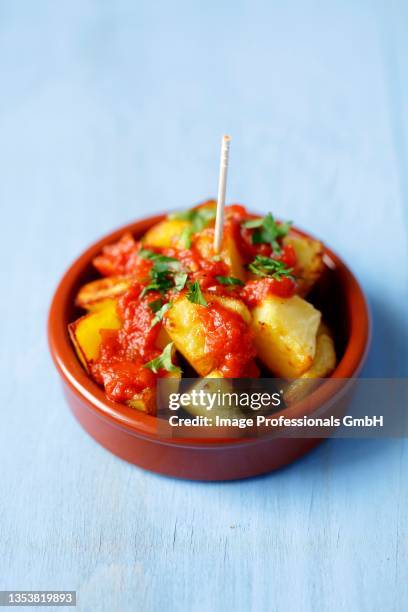 patatas bravas (potatoes with spicy tomato salsa, spain) - patatas bravas stockfoto's en -beelden