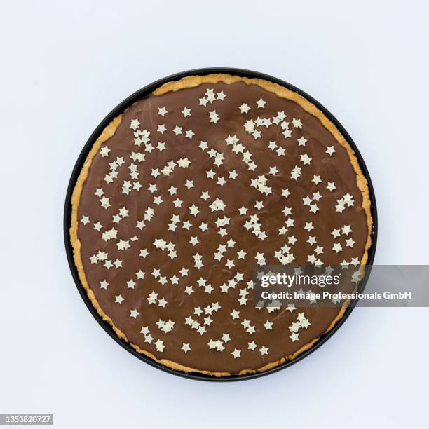 tarte au chocolat decorated with small white stars (seen from above) - glace au chocolat - fotografias e filmes do acervo