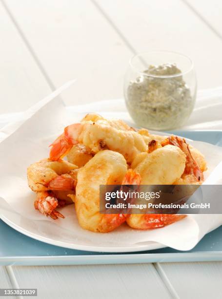 gamberi in pastella con tartara (baked prawns with tartare sauce, italy) - tartara stock pictures, royalty-free photos & images