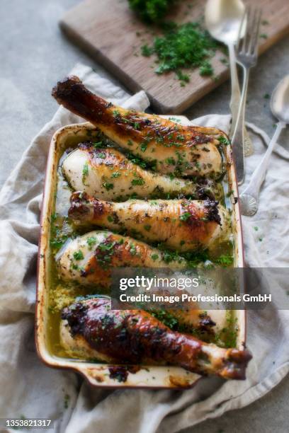 chicken drumsticks - chicken thigh stockfoto's en -beelden