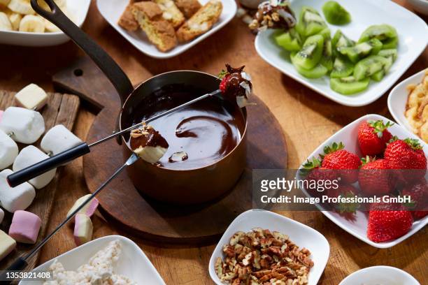 chocolate fondue with fruit and marshmallows - chokladfondue bildbanksfoton och bilder