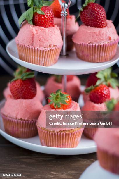 strawberry cupcakes on an étagère - étagère stockfoto's en -beelden