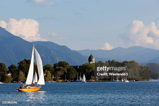 germany, bavaria, chiemgau alps, chiemsee, view of sailing ships on lake - lago chiemsee fotografías e imágenes de stock