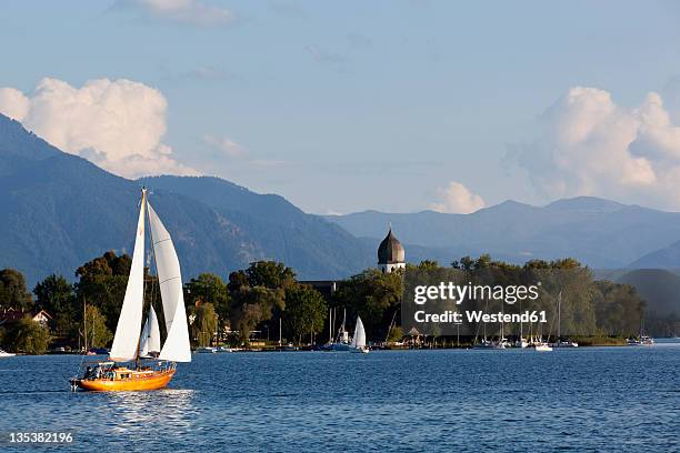 germany, bavaria, chiemgau alps, chiemsee, view of sailing ships on lake - chiemsee stockfoto's en -beelden