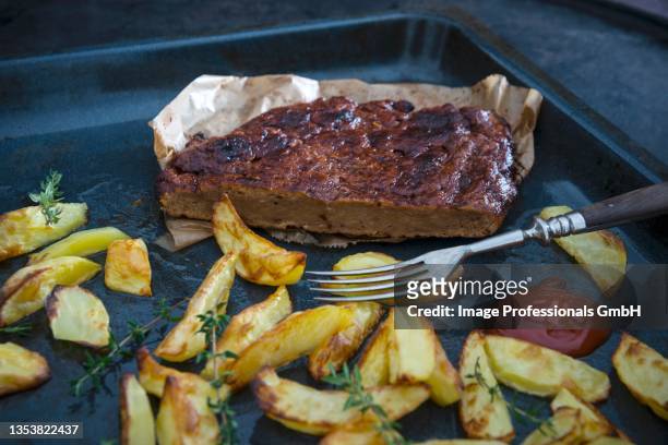 seitan jerky with potato wedges and ketchup (vegan) - seitan foto e immagini stock