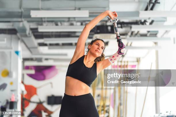 disabled woman exercise - artificial limb stockfoto's en -beelden