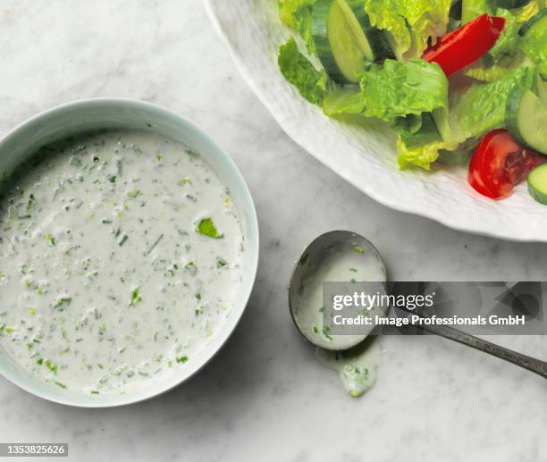 buttermilk dressing - buttermilch stock-fotos und bilder