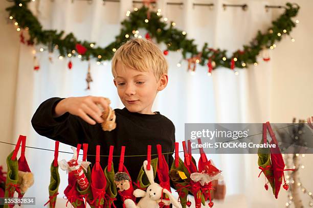 boy holding present from advent calendar - child with advent calendar 個照片及圖片檔