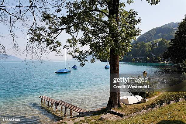 austria, upper austria, salzkammergut, steinbach, view of attersee lake with jetty and boats - attersee stock pictures, royalty-free photos & images