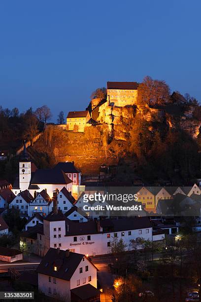 germany, bavaria, franconia, upper franconia, franconian switzerland, pottenstein, view of castle on top of mountain with town in foreground - bayreuth stockfoto's en -beelden