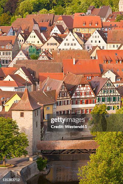 germany, baden-wurttemberg, schwabisch hall, view of cityscape with framed houses and river kocher - fachwerk stock-fotos und bilder