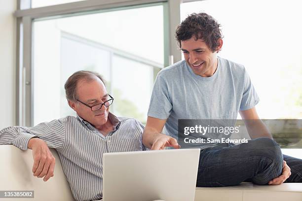 mann mit laptop zusammen - adult children with parents stock-fotos und bilder