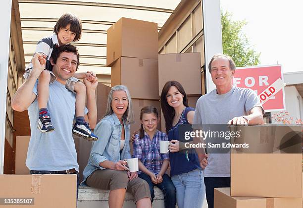 Family Taking Break Near Moving Van, 照片檔