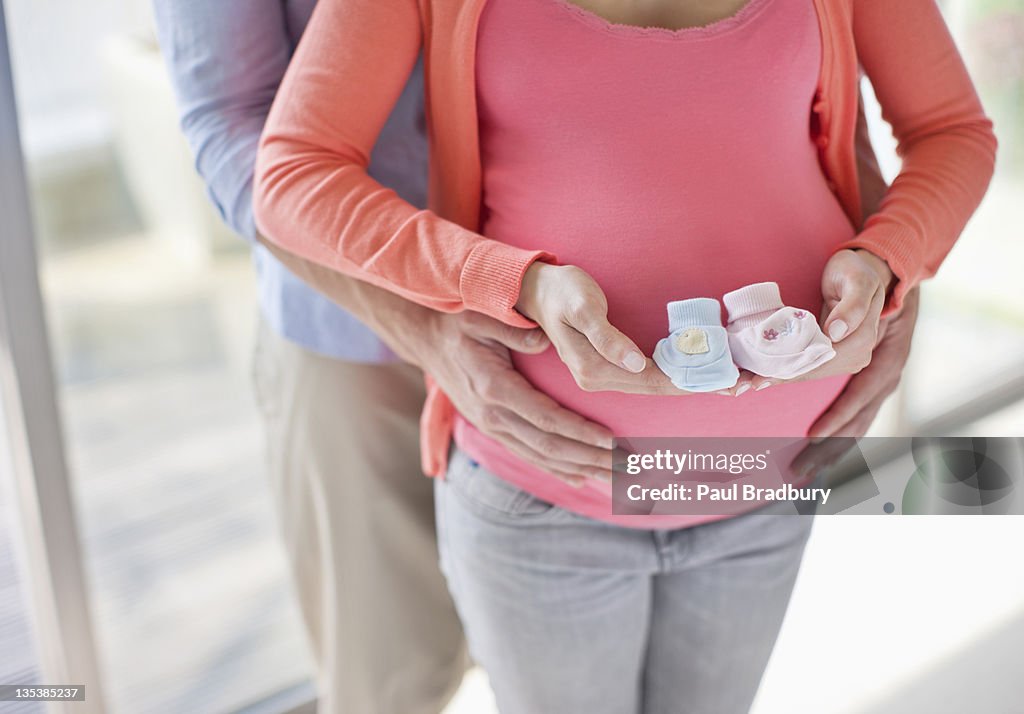 Mujer embarazada bebé booties retención