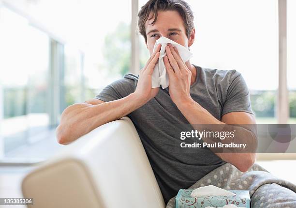 sick man blowing his nose - handkerchief 個照片及圖片檔