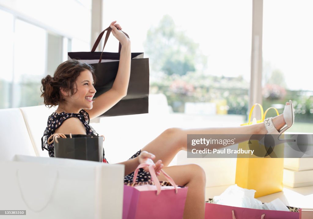Excité femme dans la salle de séjour avec des sacs