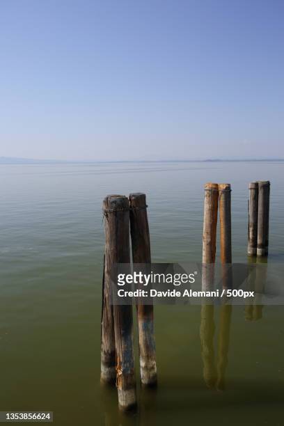 scenic view of sea against clear sky,lago trasimeno,provincia di perugia,italy - lac trasimeno photos et images de collection