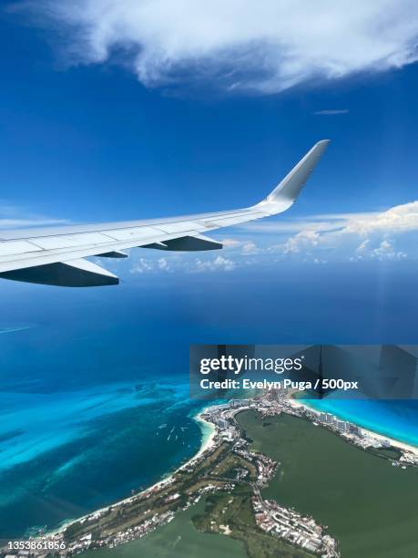 aerial view of sea against sky,quintana roo,mexico - airplane wing stockfoto's en -beelden