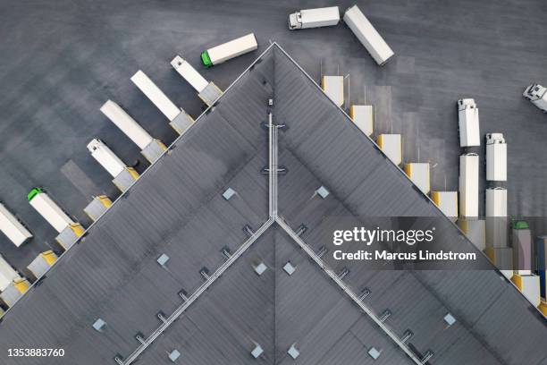 warehouse distribution - truck birds eye stockfoto's en -beelden