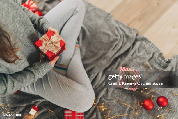 young woman hands holding red gift box - tavolo top view foto e immagini stock