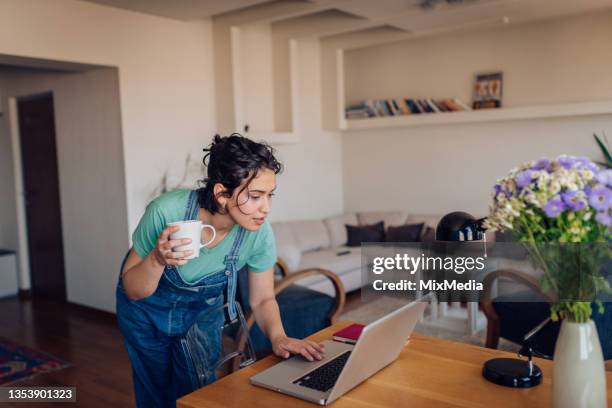 retrato de um belo freelancer trabalhando em home office - improvisado - fotografias e filmes do acervo