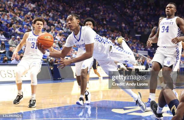 Washington Jr of the Kentucky Wildcats shoots the ball against the Mount St. Mary's Mountaineers at Rupp Arena on November 16, 2021 in Lexington,...