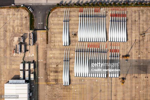 aerial view of stack of wind turbine blades - klinge stock-fotos und bilder