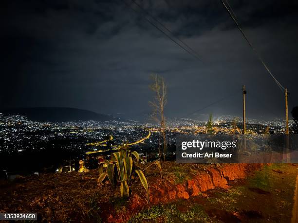 kigali at night - kigali photos et images de collection
