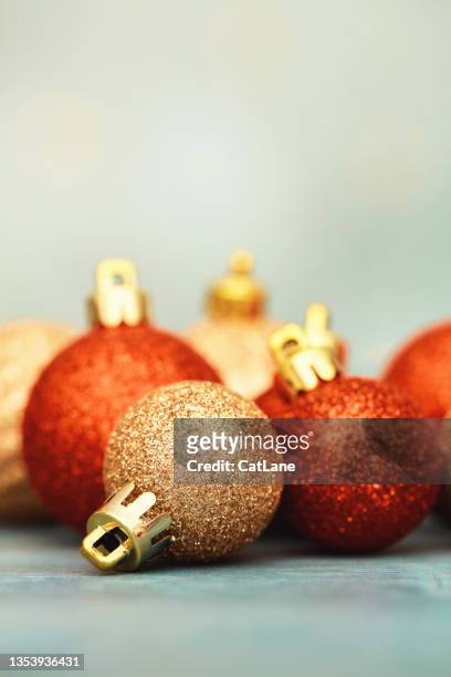 urlaubshintergrund mit rot-gold glitzerndem weihnachtsschmuck - christmas still life stock-fotos und bilder