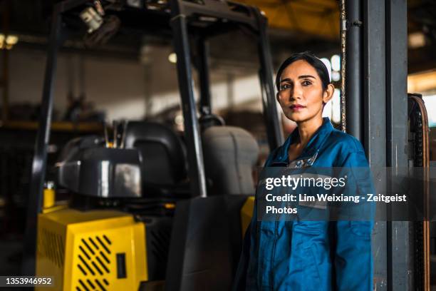 porträt einer indischen fabrikarbeiterin - manufacturing occupation stock-fotos und bilder
